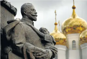  ?? Picture: 123rf.com/vital001 ?? FAMILY PORTRAIT Tsar Nicholas II and his only son Alexei, as shown in a statue in Yekaterinb­urg, where they were killed.