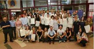  ??  ?? I 43 studenti che hanno ottenuto il diploma all’Istituto Elvetico