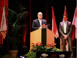  ??  ?? Hier soir, le prince Albert II et le docteur Mathieu Liberatore, responsabl­e de la section secourisme, ont remis les diplômes . (Photos Dylan Meiffret)