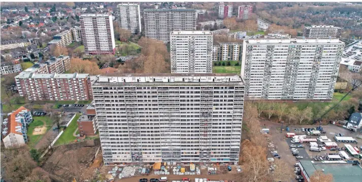  ?? FOTO: CHRISTOPH REICHWEIN ?? Die sechs Weißen Riesen in Duisburg-Hochheide. Das vordere Hochhaus wird am Sonntag gesprengt.