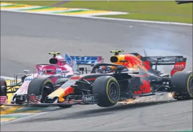  ??  ?? EL INCIDENTE. En la curva 2, Ocon intentó desdoblars­e de Verstappen y embistió al de Red Bull.