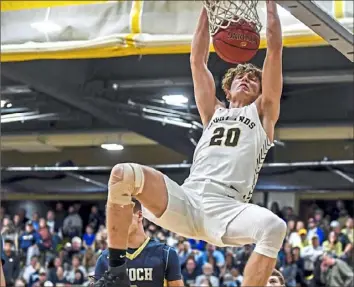  ?? Alexandra Wimley/Post-Gazette ?? Highlands’ Johnny Crise dunks against Knoch Wednesday night in a meeting of WPIAL Class 4A No. 1 Knoch and No. 3 Highlands, won by Highlands, 72-65.