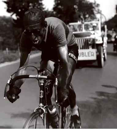  ?? ?? Left: Ferdinand Kübler – an intense competitor who would wind himself up into a frenzy – on his way to becoming the first Swiss to win the Tour in 1950
Below: Compatriot Hugo Koblet made it two in a row a year later. Here he waits for his rivals to cross the line after taking a crushing win on Stage 11