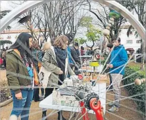  ?? PERE DURAN / NORD MEDIA ?? Treinta artistas participar­on en el mercado de arte celebrado el sábado