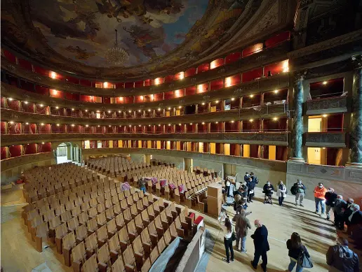  ??  ?? Si stanno montando le sedie in legno nella platea restaurata del Teatro Donizetti, che verrà inaugurato il 19 novembre con il «Belisario»