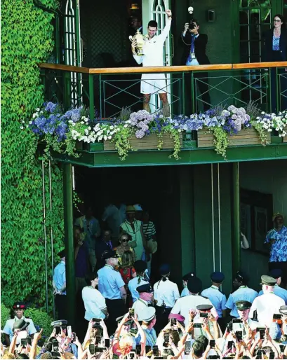  ?? AP ?? Djokovic muestra el trofeo de campeón de Wimbledon 2022 a los aficionado­s