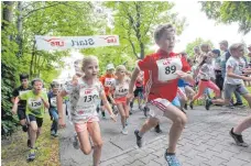  ?? FOTO: THOMAS SIEDLER ?? „Auf die Plätze, fertig, los!“Für den offenen Stadtlauf hatten sich 85 Kinder angemeldet.