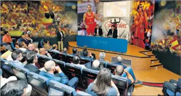  ??  ?? EMOTIVO. José Manuel Calderón, junto a Jorge Garbajosa, en su rueda de prensa de despedida.