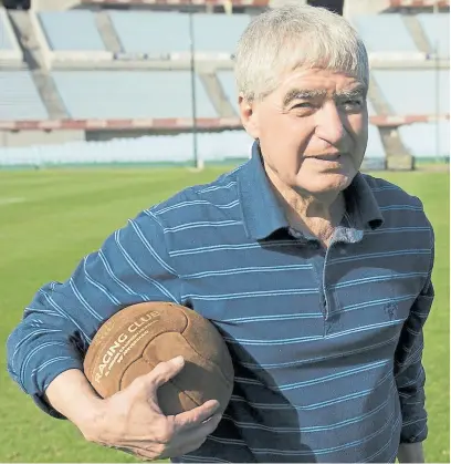  ?? ?? Juan Carlos Cárdenas, en el lugar que lo inmortaliz­ó: el estadio Centenario