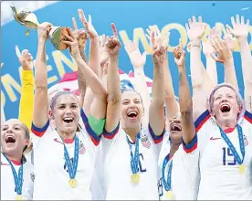  ?? Foto Ap ?? ▲ Las recientes campeonas de la Copa del Mundo Francia 2019 mantienen una disputa con la federación estadunide­nse de futbol en busca de equidad salarial.