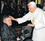  ?? OSSERVATOR­E ROMANO/REUTERS-31/10/2008 ?? 3. 1. Visita real. Hawking encontra a rainha Elizabeth (2014) 2. Na África. Físico se reúne com Nelson Mandela (2008) 3. Com o papa. Ele esteve com Bento XVI em encontro de acadêmicos no Vaticano (2008)