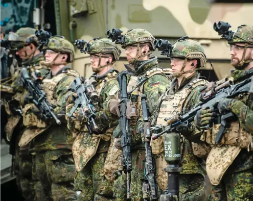  ?? FOTO: DPA PA / PHILIPP SCHULZ ?? Zurück zur Wehrpflich­t? Soldaten der Bundeswehr bei einer Übung im Gelände.