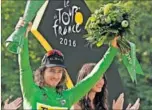  ??  ?? Froome cruzó la meta con el Sky y luego subió al podio con Bardet y Nairo. Movistar y Sagan también lucieron en París.