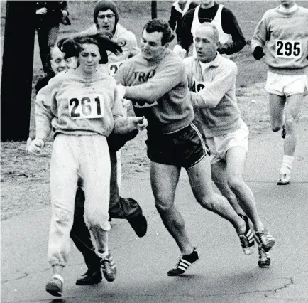  ?? PAUL J. CONNELL / THE BOSTON GLOBE VIA GETTY IMAGES ?? Jock Semple (in blazer and slacks) tries to remove Kathrine Switzer from the 1967 Boston Marathon.