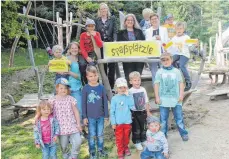  ?? FOTO: WINFRIED RIMMELE ?? Die Kinder freuen sich mit (von links) Tonka Lehmann, Tanja Lutz, Almut Grüner und Regina Stern.