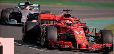  ??  ?? La Ferrari di Sebastian Vettel, 30 anni, precede la Mercedes di Lewis Hamilton, 33: l’inglese, dopo il successo in Azerbaigia­n, è in testa al campionato con 4 punti sul tedesco AP