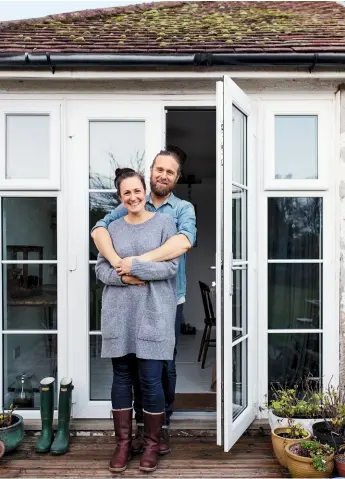  ??  ?? JESKA UND DEAN bewohnen einen kleinen, weißen Bungalow, in dem unter anderem Kreativitä­t, Liebe, Wärme, zwei Katzen und jede Menge Pflanzen zu Hause sind.