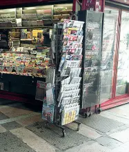  ??  ?? L’edicola all’incrocio fra piazza Re Enzo e via Rizzoli