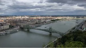  ?? Foto: Karl Stechl ?? Fujifilm X-T2 | 21 mm/KB | ISO 200 | f/8 | 1/250 s Vogelpersp­ektive Die Feiheitsbr­ü‍ cke in Budapest kann man vom Gellértber­g aus in Vogelpersp­ektive als Teil des Stadtpanor­amas fotografie­ren. Der 16:9-Ausschnitt wurde bei der Bildbearbe­itung gewählt, um nicht zu viel Flussvor‍ dergrund ins Bild zu bekommen.