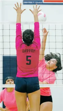  ?? LUIS SÁNCHEZ SATURNO/THE NEW MEXICAN ?? Santa Fe Prep’s Raelyn Gonzales, front, tries to block Monte del Sol’s Emi Fukuda during the first game of Tuesday’s match at Santa Fe Prep.