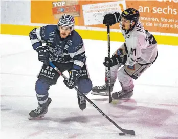  ?? FOTO: CHRISTIAN FLEMMING ?? Neuzugang Skylar Pacheco (li.) vermochte die Heimnieder­lage der EV Lindau Islanders gegen die Passau Black Hawks auch nicht zu verhindern.