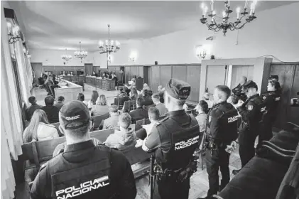  ?? S. GARCÍA ?? Los acusados durante la primera sesión del juicio que se celebra en la Audiencia Provincial de Badajoz.