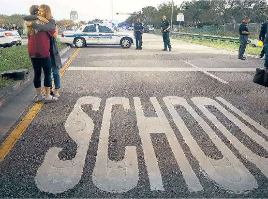  ??  ?? Trauer und Entsetzen an der Marjory Stoneman Douglas Highschool in Parkland im US-Bundesstaa­t Florida.