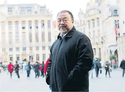  ?? ALAIN ROLLAND/ IMAGEBUZZ/ BESTIMAGE / GTRES ?? El artista chino Ai Weiwei en la Grand-Place de Bruselas en noviembre del 2018
