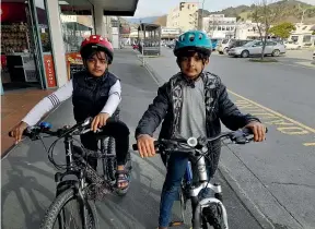  ?? CATHERINE HUBBARD/STUFF ?? New Nelsonians Muneef Ahmad, 9, Mubeen Ahmad, 10, find it difficult to cross the road with the increased amount of traffic.