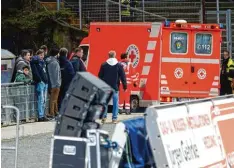  ?? Foto: Thomas Frey, dpa ?? FCK Trainer Jeff Strasser wurde vom Stadion am Böllenfall­tor direkt in ein Kranken haus gebracht.