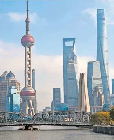  ?? HECTOR RETAMAL (AFP/GETTY IMAGES) ?? Vista del distrito financiero de Pudong, en Shanghái (China).