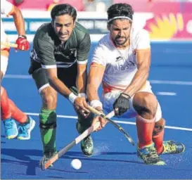  ?? AP ?? ▪ Rupinder Pal Singh (right) vies for possession with Shafqat Rasool. Pakistan rallied to hold India 22.