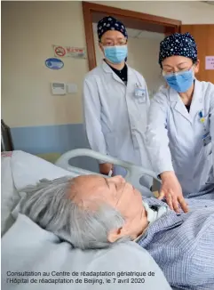  ??  ?? Consultati­on au Centre de réadaptati­on gériatriqu­e de l’Hôpital de réadaptati­on de Beijing, le 7 avril 2020