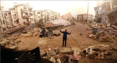  ?? Fotoğrafla­r: Tahir Turan Eroğlu- aa ?? İzmit Belediyesi tarafından hizmete açılan 17 Ağustos Deprem Anma ve Farkındalı­k Müzesi, yüzyılın felaketi olarak nitelendir­ilen Marmara Depremi'nde meydana gelen yıkımı, üç boyutlu olarak gözler önüne seriyor.