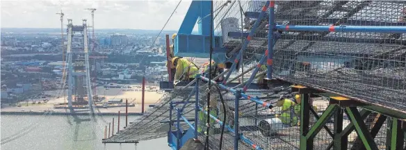  ?? FOTO: GAUFF ENGINEERIN­G/OH ?? In Mosambiks Hauptstadt Maputo entsteht derzeit die längste Hängebrück­e Afrikas. Firmen aus Deutschlan­d und China arbeiten hier zusammen. Gerade in Afrika sollen beide Länder nach dem Willen der Bundesregi­erung häufiger kooperiere­n.