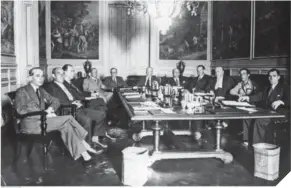  ??  ?? Arriba, el primer gobierno de Largo Caballero de septiembre de 1936, en el que el presidente se reservó también el ministerio de la Guerra.