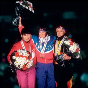  ?? ?? Ye Qiaobo célèbre sa médaille d’argent lors de la finale du 500 m de patinage de vitesse féminin à Albertvill­e, le 10 février 1992.