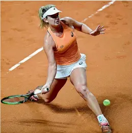 ?? AFP ?? CoCo Vandeweghe of the USA returns the ball to Simona Halep of Romania during their quarterfin­al match at the WTA Porsche Tennis Grand Prix in Stuttgart, southweste­rn Germany, on Saturday. CoCo stunned Halep 6-4, 6-1. —