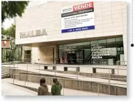  ??  ?? LA ILUSIÓN El artista “vende” Malba, con las icónicas pinturas del museo incluidas. Erlich se toma un respiro en “la pileta” y con una sonrisa se esconde detrás de anteojos negros.