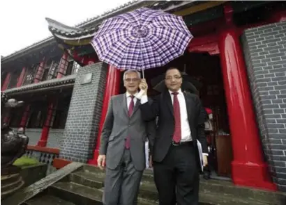 ?? © belga ?? Kris Peeters (foto: in Chongqing, 2013) sprak vorig jaar nog zijn steun uit voor China’s ‘nieuwe zijderoute’.