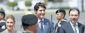  ?? MARCO UGARTE/THE ASSOCIATED PRESS ?? Prime Minister Justin Trudeau and his wife Sophie Gregoire Trudeau are accompanie­d by Mexican Foreign Minister Luis Videgaray, after landing at the airport in Mexico City, Thursday. This is Trudeau’s first official visit to Mexico.