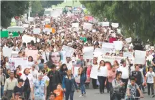  ??  ?? Residentes de comunidade­s de Ecatepec y de municipios vecinos participar­on en la marcha contra los feminicidi­os que han enlutado a Ecatepec.