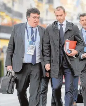  ?? AFP ?? Ceferin, presidente de UEFA, y Theodoridi­s, secretario general