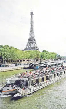  ?? FOTO: AFP ?? Un barco navega por el río Sena frente a la torre Eiffel, en París, el 17 de julio.