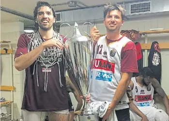 ??  ?? Hermanos. Ariel y Juan Filloy levantan la copa ganada por el Venezia en la Liga de Italia.