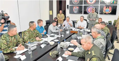  ??  ?? EL PRESIDENTE IVÁN DUQUE, el ministro de Defensa, Guillermo Botero, y los altos mandos militares, en un consejo de seguridad en Tibú analizaron la situación de orden público en esta región de Norte de Santander.