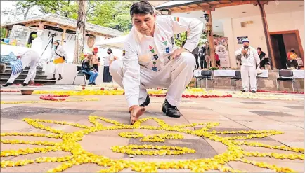  ?? YADIRA ILLESCAS / EXPRESO ?? Ceremonia. Antonio Sambonino coloca las semillas alrededor de la cruz andina, que representa la cultura ancestral de los pueblos milenarios.