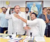  ?? —DC ?? Mr Reddy Subrahmany­am hurling water bottles at YSRC MLA Chirla Jaggireddy on Thursday.