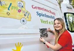  ?? Foto: Marcus Tschackert ?? Das Spielmobil geht mit der Zeit. Deshalb befindet sich jetzt ein Qr-code am Fahrzeug. Spielmobil-helferin Nora hat den richtigen Platz dafür gefunden.