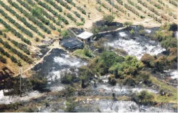  ?? FOTO: REUTERS ?? Imagen aérea del incendio en el sector de Cauquenes, en la Región del Maule.